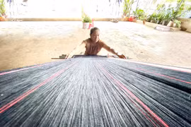 Phả tình yêu lên khung dệt
