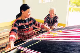 Dáng vóc mới trên thổ cẩm cổ truyền