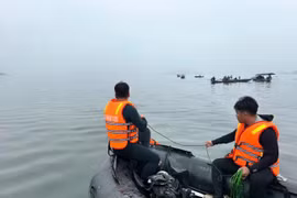 Nhanh chóng điều tra nguyên nhân vụ lật tàu ở hồ Thác Bà