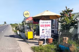 Hàng quán lấn chiếm hành lang an toàn giao thông