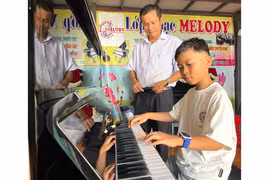 Sân khấu ghi danh thầy trò vùng khó