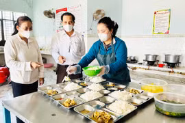 Giữ chất lượng bữa ăn bán trú cho học sinh vùng khó