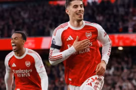 Arsenal thắng Burnley tại Emirates, chạm tay ngôi vô địch Ngoại hạng