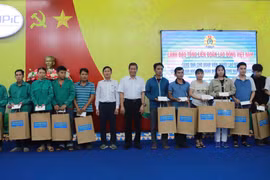 Phó Chủ tịch Tổng Liên đoàn Lao động Việt Nam thăm, tặng quà đoàn viên, người lao động nhân Tháng Công nhân 2026.