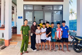 Nhặt được tài sản đánh rơi, 6 học sinh cấp 2 ở Hoài Nhơn Đông trả lại người mất.