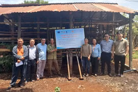 Gia Lai: Trao mô hình sinh kế cho người trồng cà phê gần rừng.