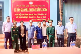 Ia Hrú bàn giao 2 nhà Đại đoàn kết cho hộ khó khăn.