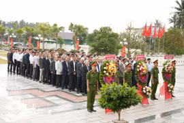 Dâng hoa, dâng hương tại Nhà lưu niệm Chi bộ Cửu Lợi.