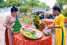 tại Bảo tàng Quang Trung, UBND xã Tây Sơn tổ chức Hội thi “Trang trí mâm lễ vật dâng cúng Vua”, thu hút 9 đội thi đến từ các thôn trên địa bàn xã tham gia.