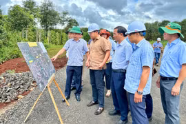 Phó Chủ tịch UBND tỉnh Nguyễn Hữu Quế kiểm tra các dự án giao thông trọng điểm.