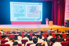 Hội nghị quốc tế lượng tử và bán dẫn thu hút đông đảo học sinh, sinh viên.