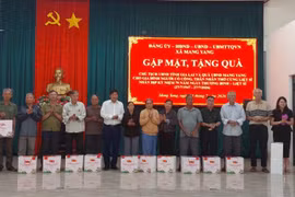 Xã Mang Yang gặp mặt, tặng quà gia đình người có công, thân nhân liệt sĩ