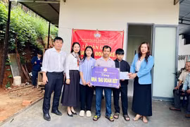 Trao nhà "Đại đoàn kết" cho gia đình ông Nguyễn Hồng Ninh.