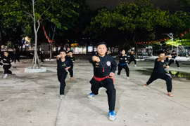 Võ sư Nguyễn Minh Giang dạy võ cổ truyền cho học sinh tại Trường THCS Nhơn Bình. Ảnh: M.N