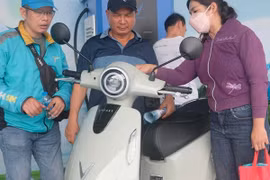Không thể sạc trực tiếp, người dùng xe máy điện có giải pháp nào thay thế?