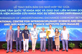 Trung tâm ICISE và Viện Nghiên cứu Khoa học sự sống Nano trao biên bản ghi nhớ hợp tác. Ảnh: An Nhiên