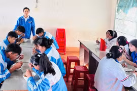 Học sinh Trường THPT Ya Ly có bữa ăn sáng chất lượng nhờ tình yêu thương, trách nhiệm của thầy Bí thư Đoàn trường. Ảnh: Minh Nhật