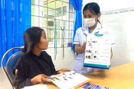 Nhân viên Trạm Y tế xã Lơ Pang hướng dẫn cho phụ nữ mang thai cách chăm sóc thai và khám thai định kỳ. Ảnh: Thu Loan