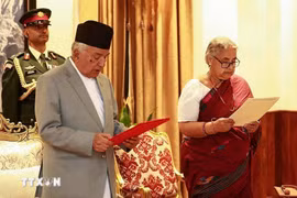 Tân Thủ tướng lâm thời Nepal Sushila Karki (phải) tuyên thệ nhậm chức sau khi được Tổng thống Ram Chandra Paudel (trái, phía trước) bổ nhiệm, tại Kathmandu, ngày 12/9/2025. (Ảnh: THX/TTXVN)