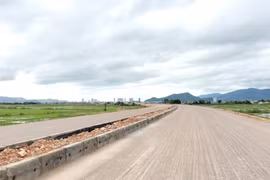 Đến nay đã có 10/13,5 km của Dự án tuyến đường ven biển, đoạn Cát Tiến - Diêm Vân được đổ cấp phối đá dăm. Ảnh: T.Sỹ