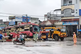 Xe khách giường nằm biến dạng sau va chạm ở ngã tư Gò Găng trên quốc lộ 1 qua phường An Nhơn Bắc, Gia Lai.