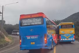 Lực lượng CSGT xử phạt tài xế xe khách Việt Tân Phát vượt ẩu trên đèo Mang Yang.