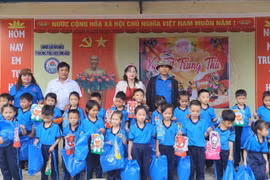 Trao hơn 640 suất quà Trung thu cho học sinh tiểu học ở xã Ân Hảo, tỉnh Gia Lai.