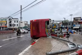 Xe khách giường nằm lật tại ngã tư Gò Găng khiến 2 người tử vong.