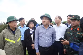 Phó Thủ tướng Lê Thành Long tặng quà người dân thôn Luật Lễ (xã Tuy Phước).