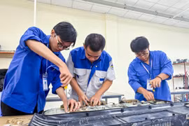 Đoàn trường Cao đẳng Kỹ thuật Công nghệ Quy Nhơn sửa chữa thiết bị hư hỏng cho đồng bào vùng lũ