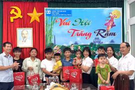 Phó Chủ tịch UBND tỉnh Nguyễn Thị Thanh Lịch tặng quà cho trẻ em tại Làng Trẻ em SOS Quy Nhơn.