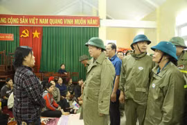 Phó Thủ tướng Chính phủ Trần Hồng Hà thăm hỏi tình hình người dân ở nơi sơ tán.