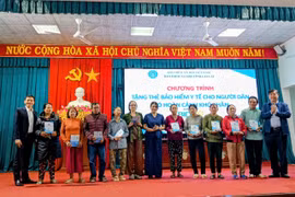 Tặng 107 thẻ BHYT cho người dân có hoàn cảnh khó khăn tại xã Tuy Phước Đông.