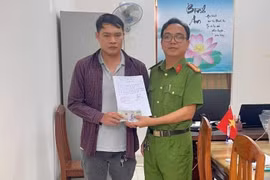 Công an xã Hoài Ân hỗ trợ người dân lấy lại tiền chuyển nhầm.