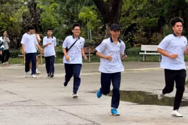 Gần 1.000 học sinh, sinh viên hưởng ứng Giải chạy Uprace 2025. Ảnh: Bảo Long