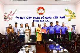 Viện KSND tỉnh ủng hộ người dân vùng lũ thông qua Ủy ban MTTQ Việt Nam tỉnh.