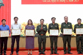 Khen thưởng 5 tập thể, 10 cá nhân có thành tích xuất sắc trong công tác tuyên truyền, phổ biến Luật Biên phòng Việt Nam.