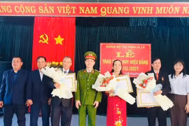  16 đảng viên nhận Huy hiệu Đảng dịp 3-2