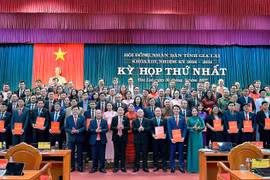Trao giấy chứng nhận cho 85 đại biểu HĐND tỉnh khóa XIII.