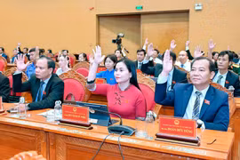 Các đại biểu biểu quyết thống nhất cao thông qua 30 nghị quyết quan trọng tại phiên bế mạc Kỳ họp thứ 5 HĐND tỉnh Gia Lai khóa XIII