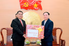 Bí thư Tỉnh ủy Gia Lai tặng quà lãnh đạo tỉnh Sekong.