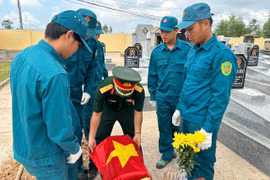 Truy điệu, an táng hài cốt liệt sĩ Nguyễn Văn Đức.