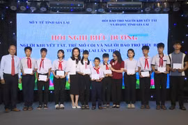 Gặp gỡ, biểu dương người khuyết tật, trẻ mồ côi và người bảo trợ tiêu biểu