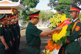 Sư đoàn 2 dâng hương tưởng nhớ các thế hệ đi trước