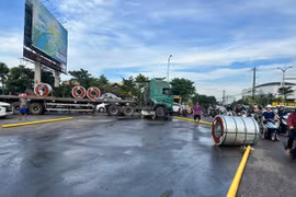 Nguy cơ mất an toàn từ xe đầu kéo chở tôn cuộn tại Gia Lai.