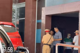 Cảnh sát giao thông Gia Lai hụ còi dẫn đường đưa cụ bà đột quỵ đi cấp cứu kịp thời.