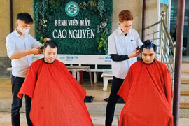 Từ tiệm tóc nhỏ đến hành trình sẻ chia ở bệnh viện