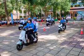 Phạt tiền người dưới 18 tuổi đi mô tô, hiểu thế nào cho đúng?