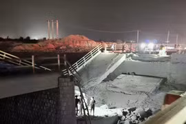 Mỹ không kích 5 cây cầu ở Iran