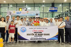 Nguyễn Vũ Mạnh Khang trở về trong sự chào đón nồng nhiệt. Ảnh: Hồ Điểm
